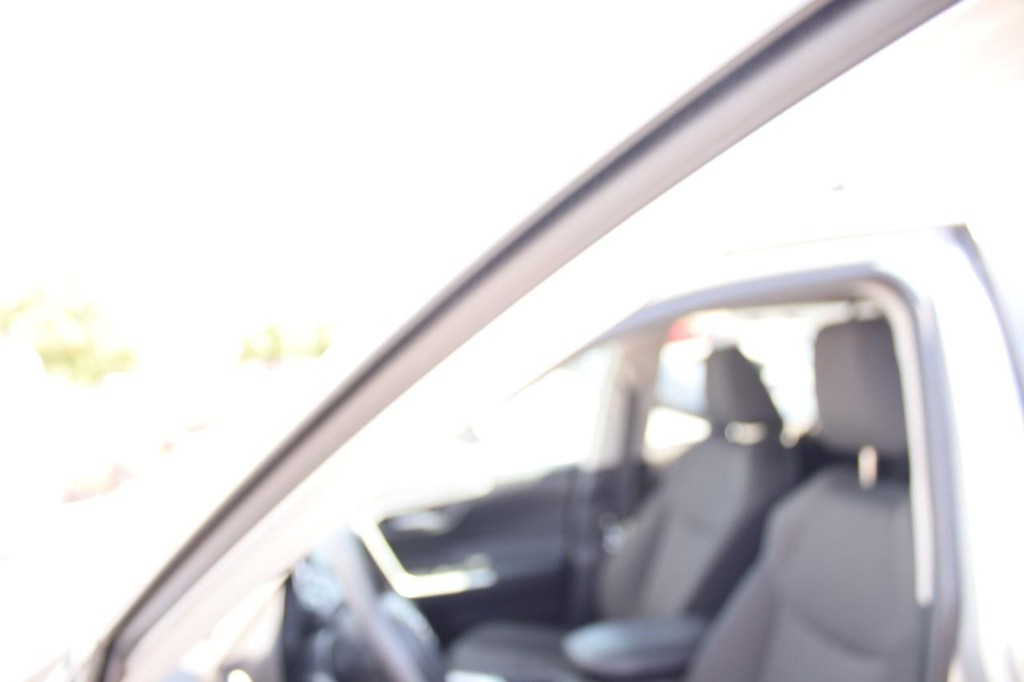 Toyota RAV4 Vehicle Full-screen Gallery Image 8