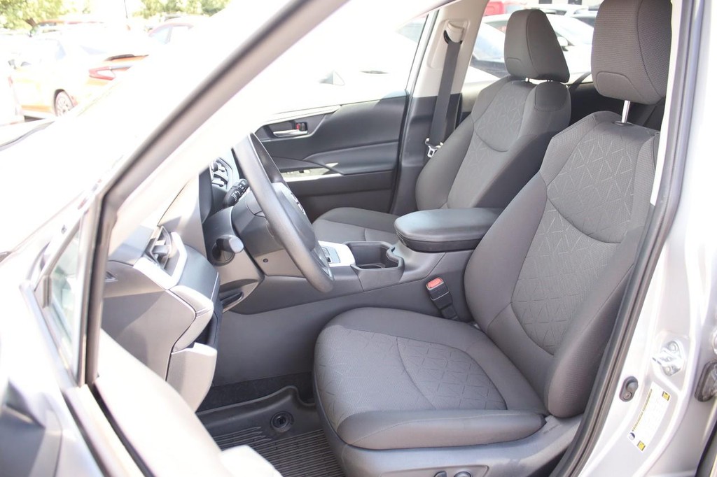 Toyota RAV4 Vehicle Full-screen Gallery Image 9