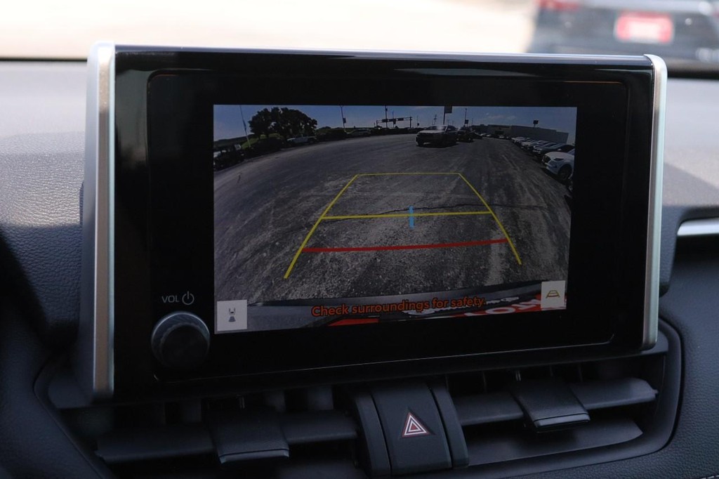 Toyota RAV4 Vehicle Full-screen Gallery Image 18