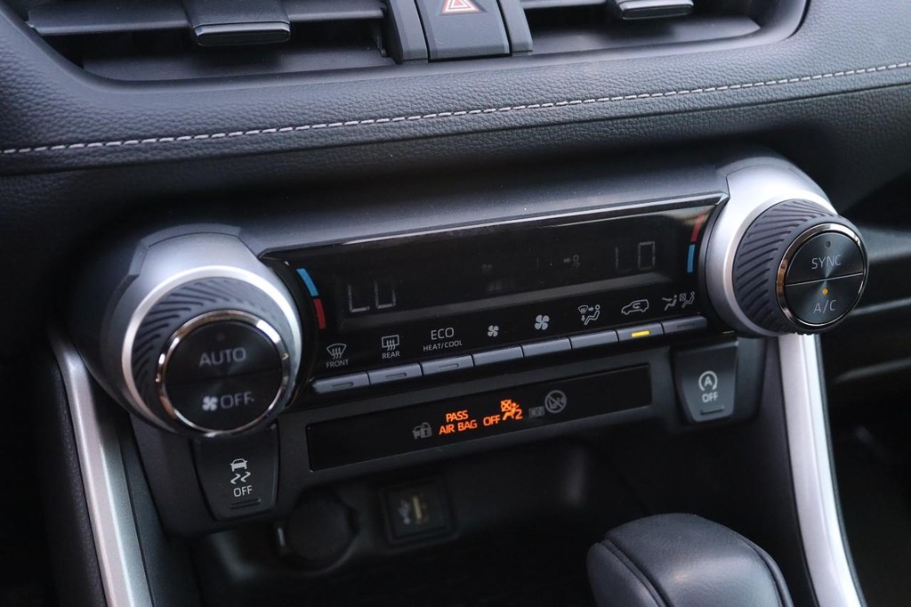 Toyota RAV4 Vehicle Full-screen Gallery Image 19