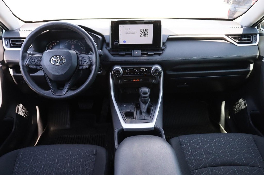 Toyota RAV4 Vehicle Full-screen Gallery Image 22