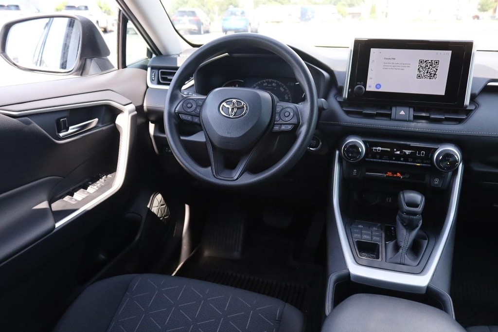 Toyota RAV4 Vehicle Full-screen Gallery Image 23