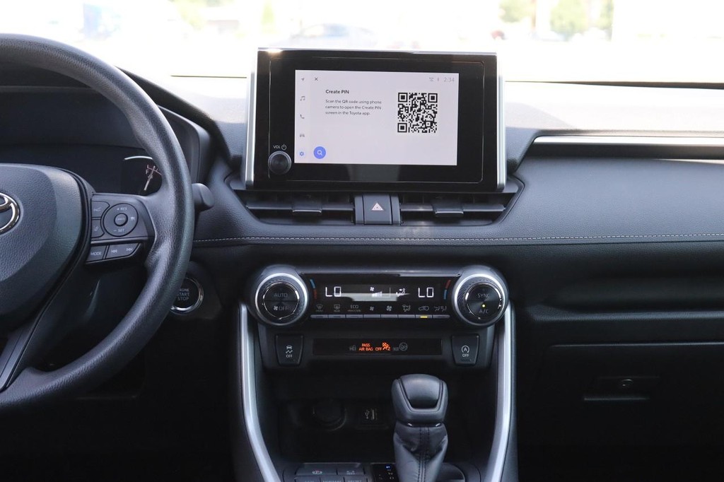 Toyota RAV4 Vehicle Full-screen Gallery Image 25