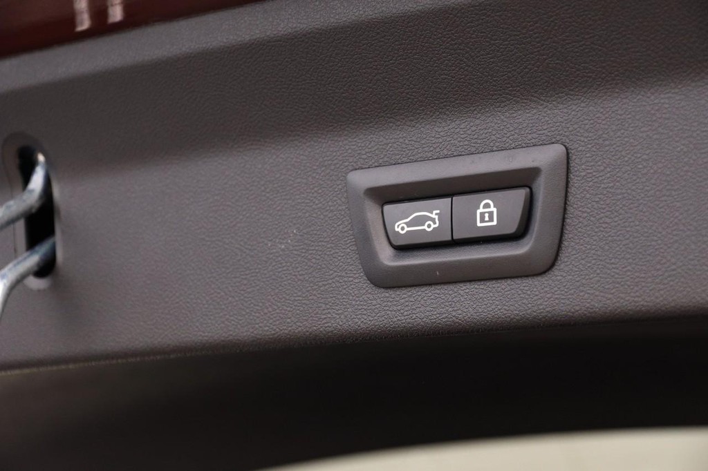 BMW X3 Vehicle Full-screen Gallery Image 08