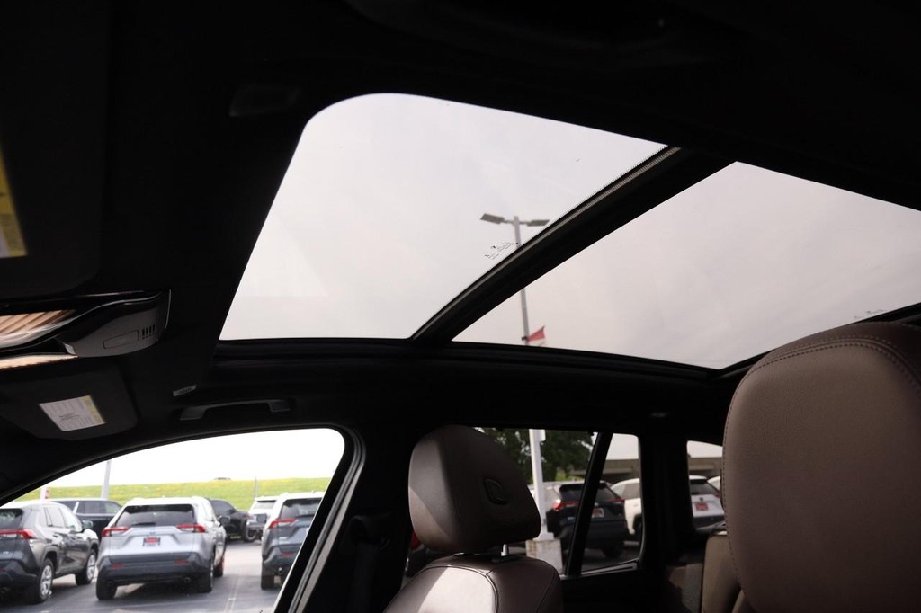 BMW X3 Vehicle Full-screen Gallery Image 09