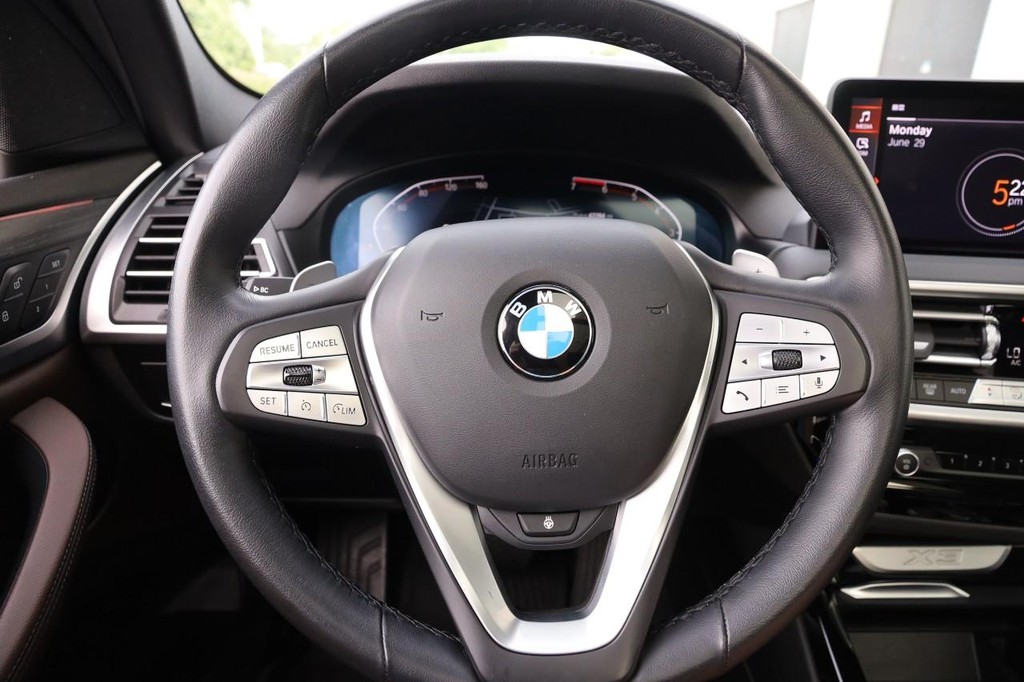 BMW X3 Vehicle Full-screen Gallery Image 12