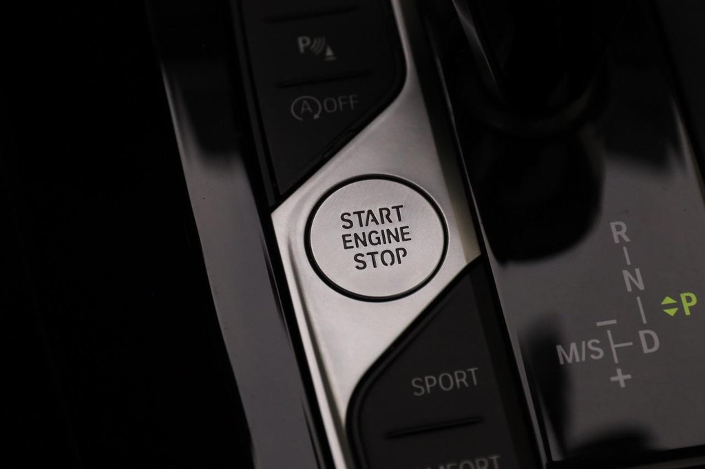 BMW X3 Vehicle Full-screen Gallery Image 15