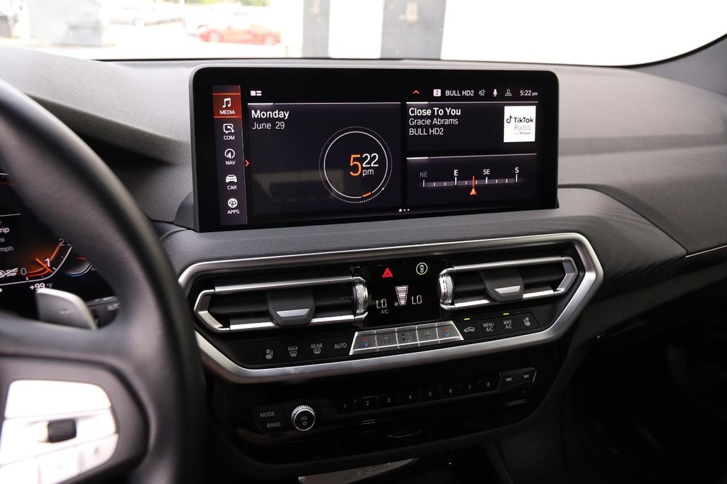 BMW X3 Vehicle Full-screen Gallery Image 16
