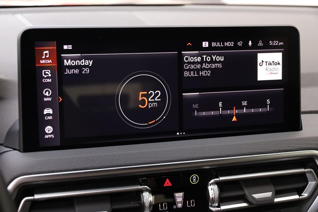 BMW X3 Vehicle Full-screen Gallery Image 17