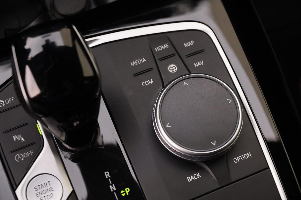 BMW X3 Vehicle Full-screen Gallery Image 21