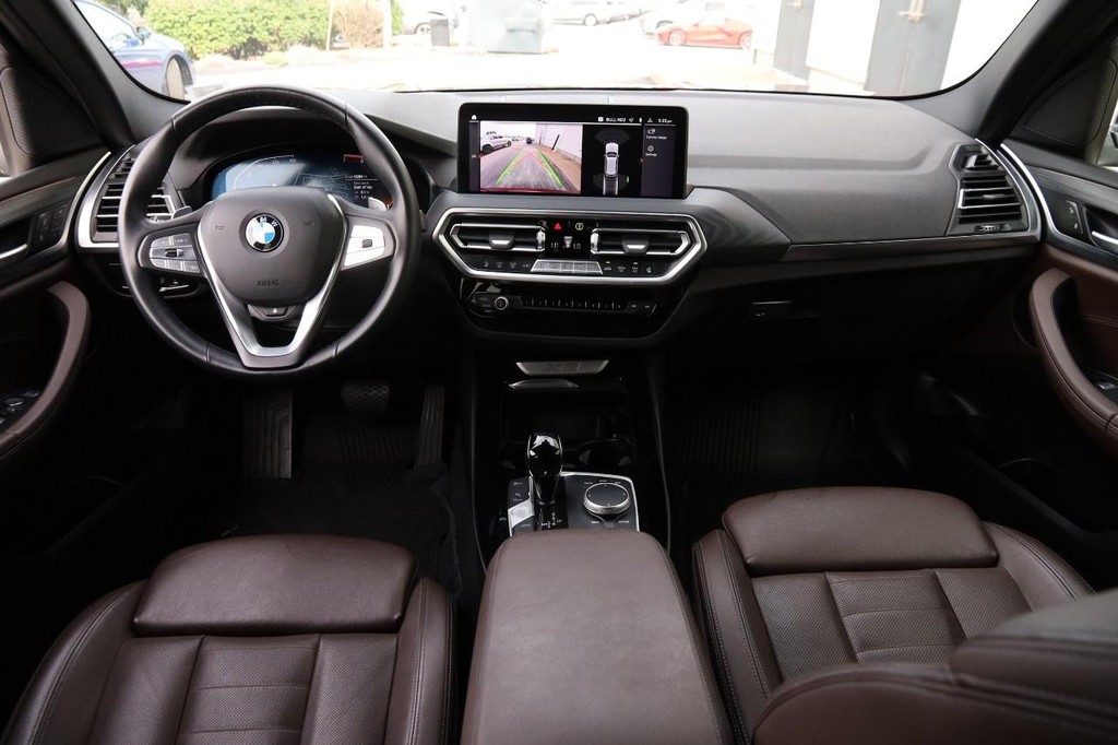 BMW X3 Vehicle Full-screen Gallery Image 23