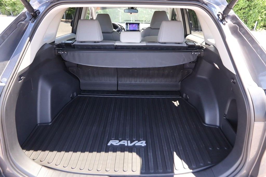 Toyota RAV4 Vehicle Full-screen Gallery Image 7
