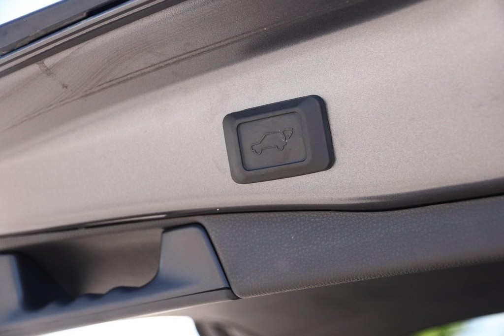 Toyota RAV4 Vehicle Full-screen Gallery Image 8