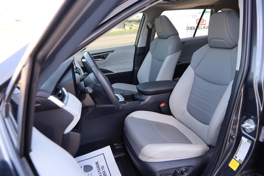 Toyota RAV4 Vehicle Full-screen Gallery Image 10