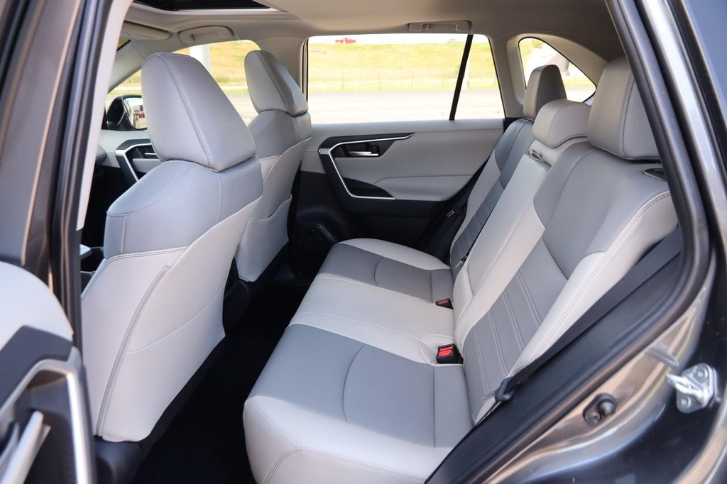 Toyota RAV4 Vehicle Full-screen Gallery Image 11