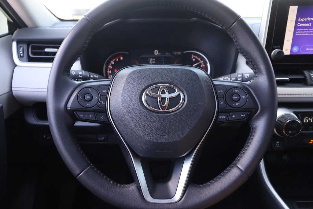 Toyota RAV4 Vehicle Full-screen Gallery Image 12