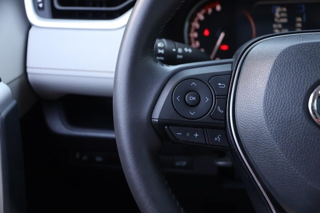 Toyota RAV4 Vehicle Full-screen Gallery Image 13