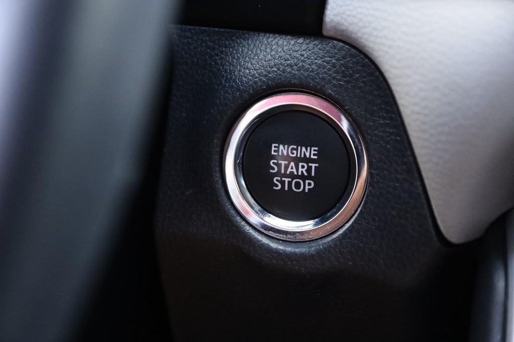 Toyota RAV4 Vehicle Full-screen Gallery Image 16