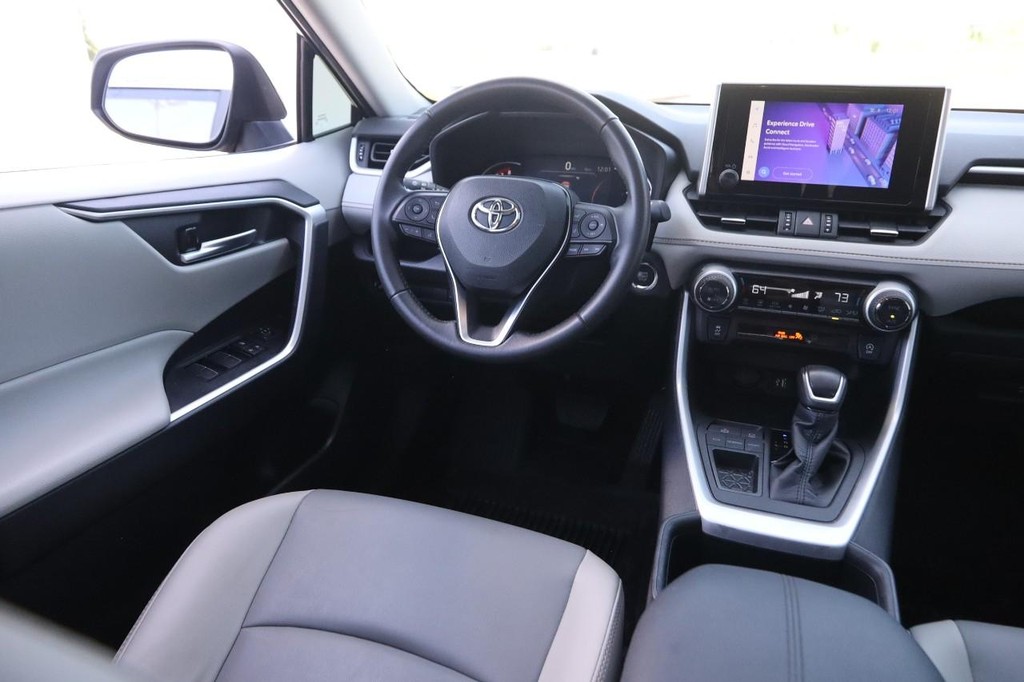 Toyota RAV4 Vehicle Full-screen Gallery Image 23