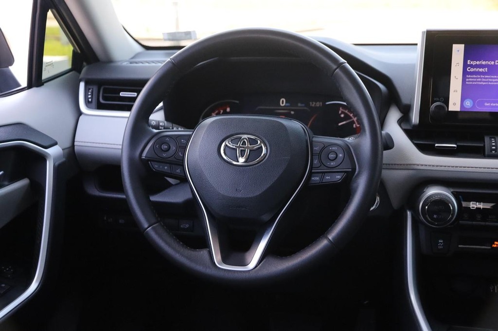 Toyota RAV4 Vehicle Full-screen Gallery Image 24