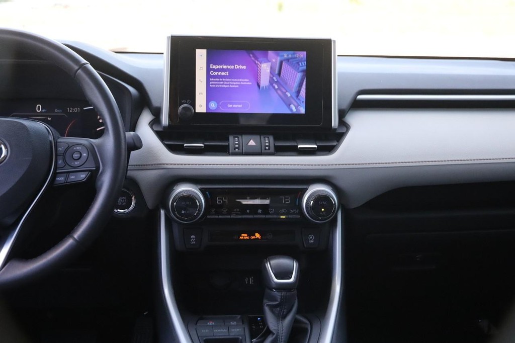 Toyota RAV4 Vehicle Full-screen Gallery Image 25