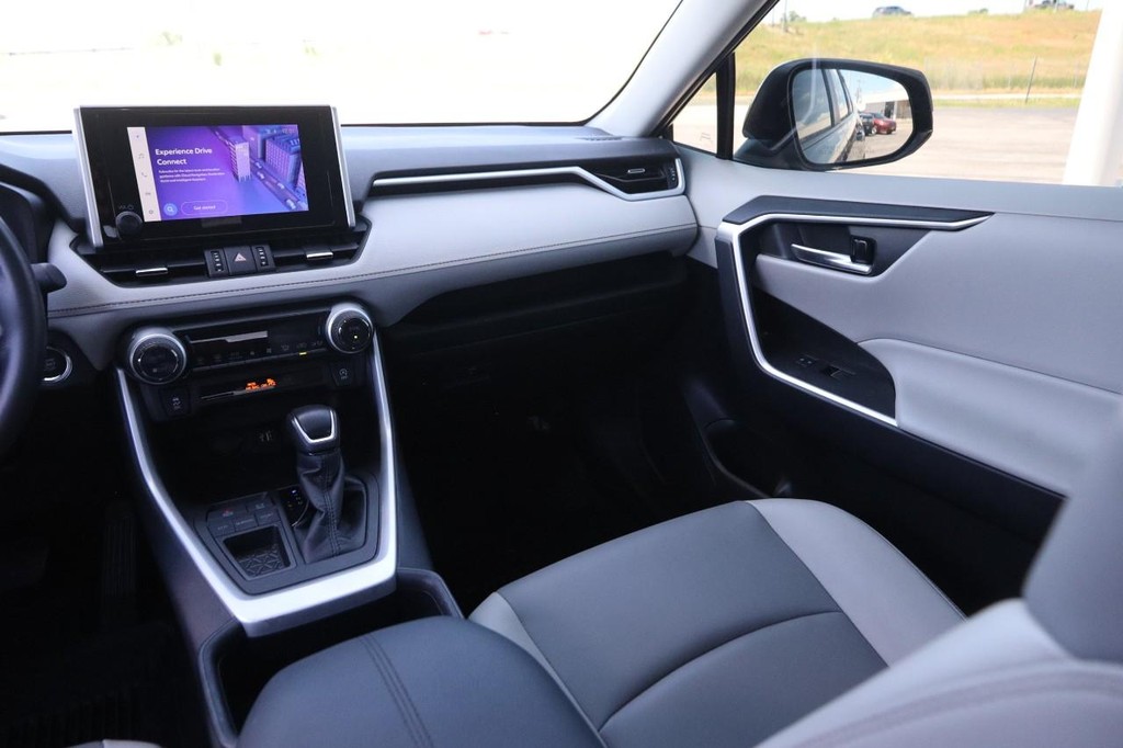 Toyota RAV4 Vehicle Full-screen Gallery Image 26
