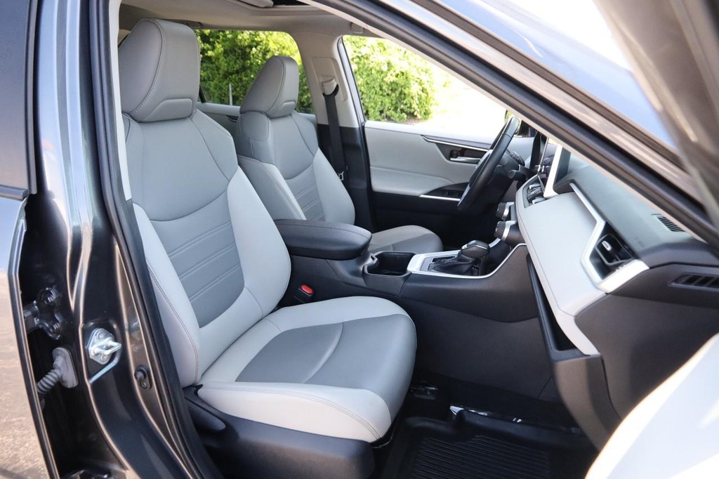 Toyota RAV4 Vehicle Full-screen Gallery Image 27