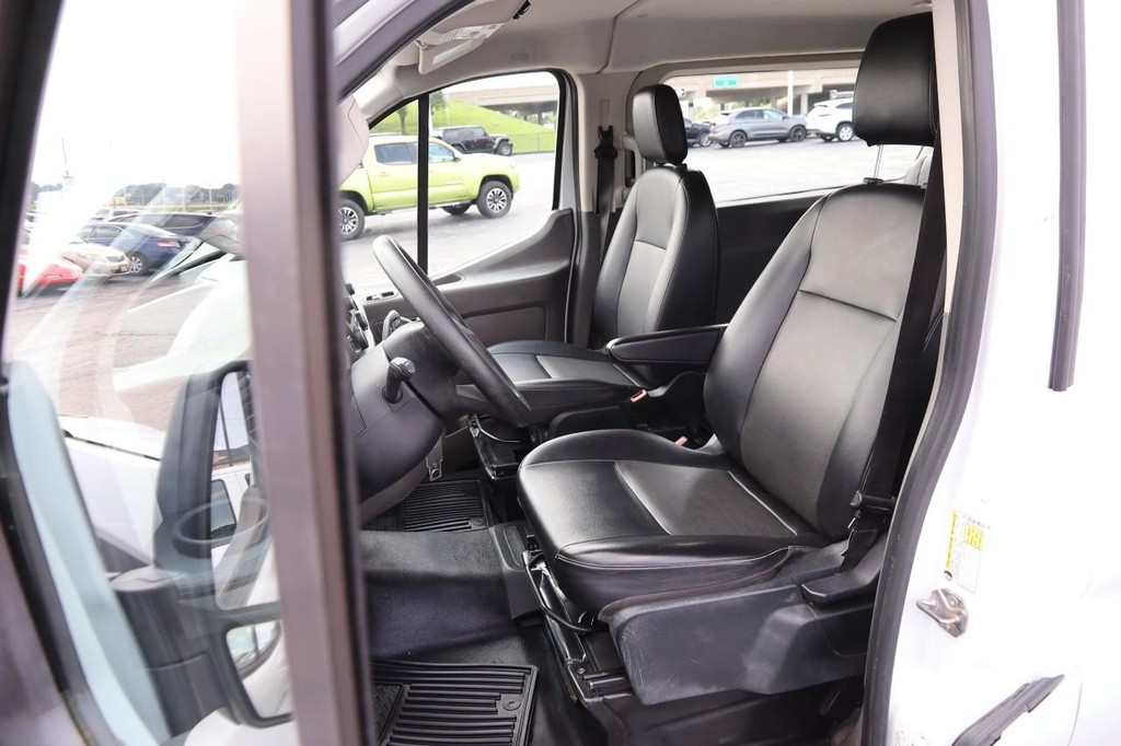 Ford Transit Passenger Wagon Vehicle Full-screen Gallery Image 8
