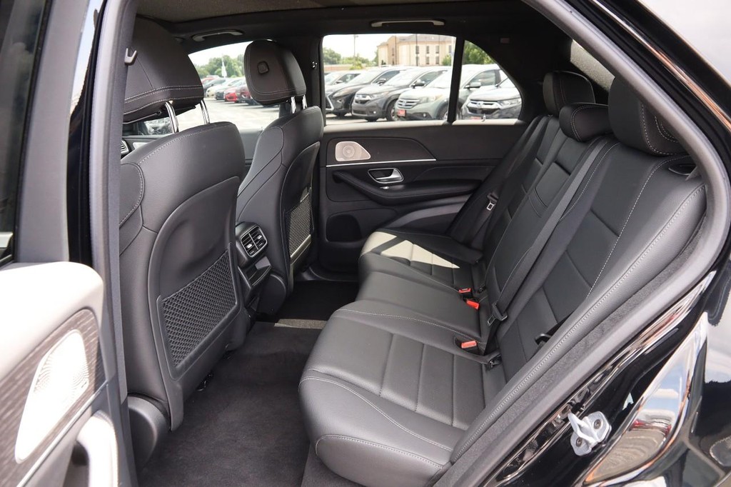 Mercedes-Benz GLE Vehicle Full-screen Gallery Image 11