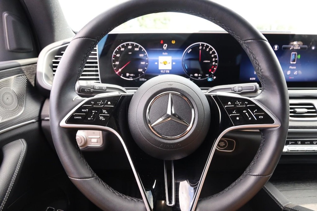 Mercedes-Benz GLE Vehicle Full-screen Gallery Image 12