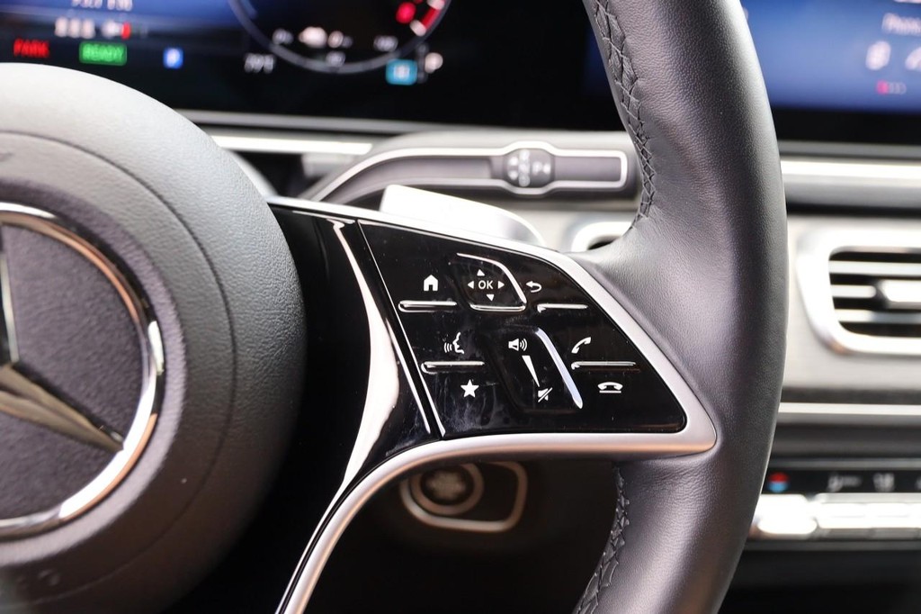 Mercedes-Benz GLE Vehicle Full-screen Gallery Image 14