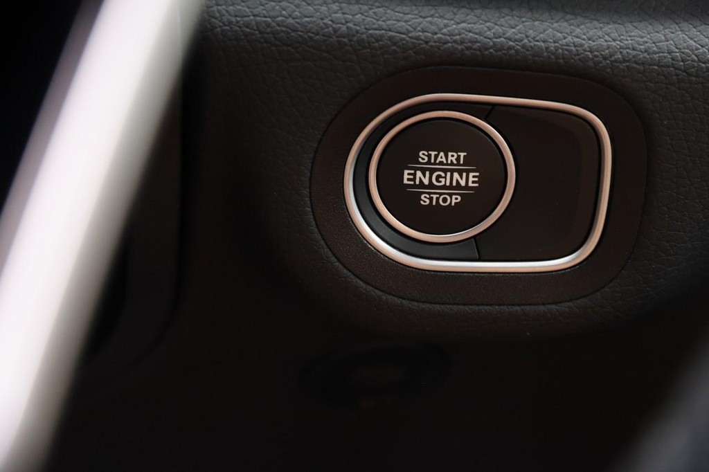 Mercedes-Benz GLE Vehicle Full-screen Gallery Image 16