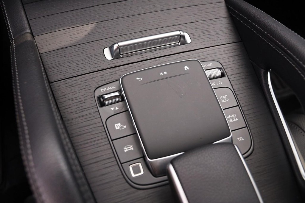 Mercedes-Benz GLE Vehicle Full-screen Gallery Image 21