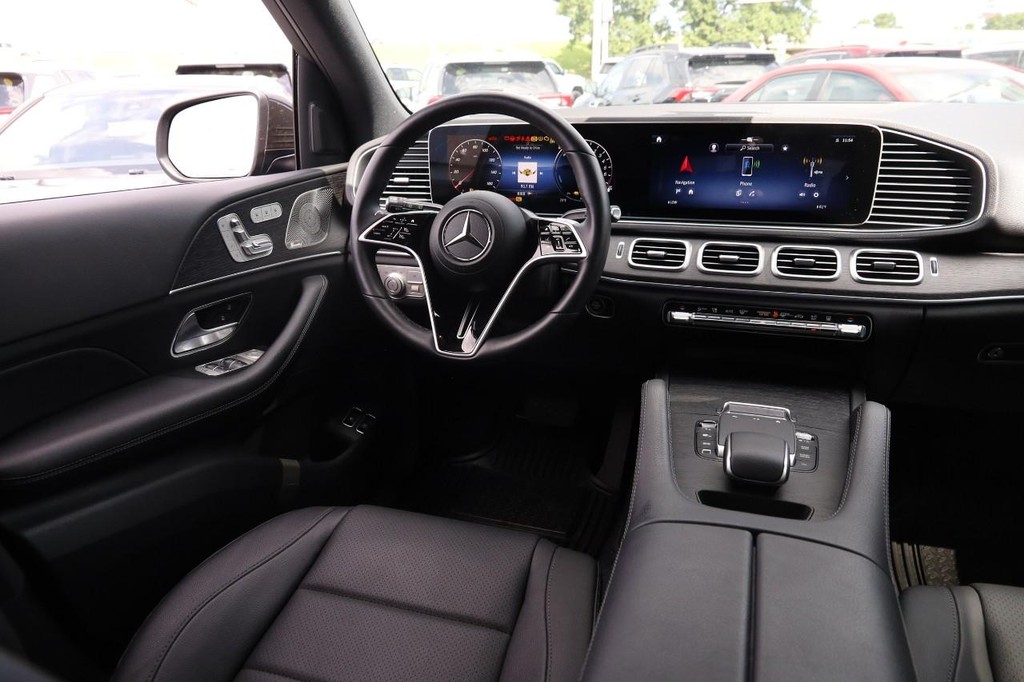 Mercedes-Benz GLE Vehicle Full-screen Gallery Image 26