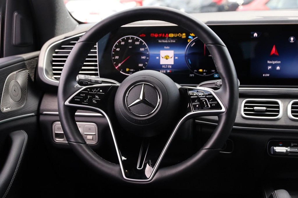 Mercedes-Benz GLE Vehicle Full-screen Gallery Image 27