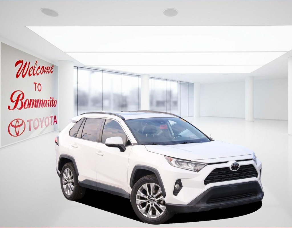 Toyota RAV4 Vehicle Full-screen Gallery Image 2