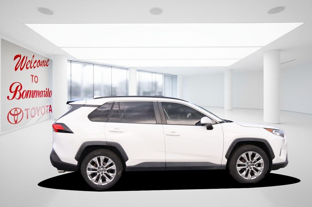 Toyota RAV4 Vehicle Full-screen Gallery Image 5