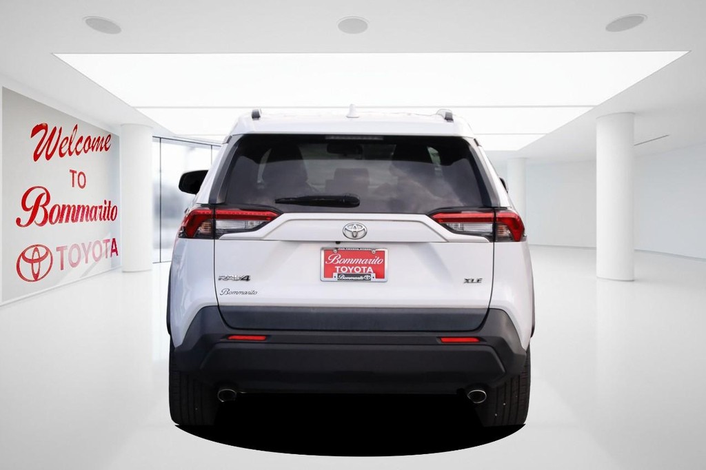 Toyota RAV4 Vehicle Full-screen Gallery Image 6