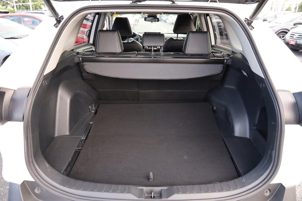 Toyota RAV4 Vehicle Full-screen Gallery Image 7