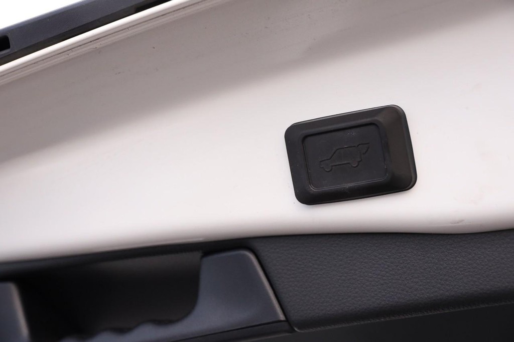 Toyota RAV4 Vehicle Full-screen Gallery Image 8