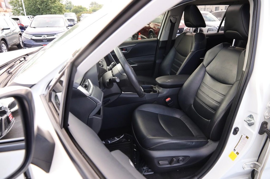 Toyota RAV4 Vehicle Full-screen Gallery Image 10