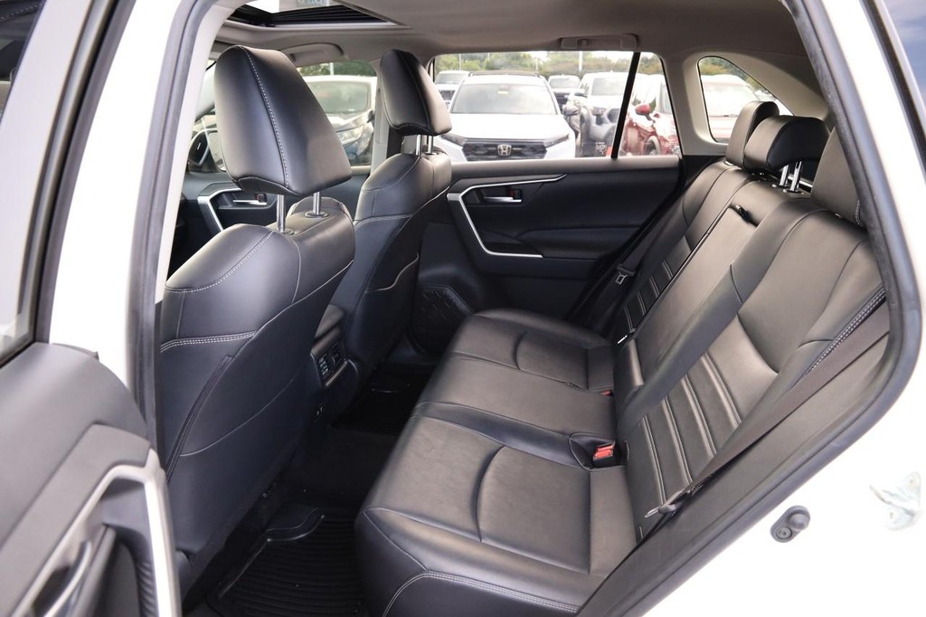 Toyota RAV4 Vehicle Full-screen Gallery Image 11