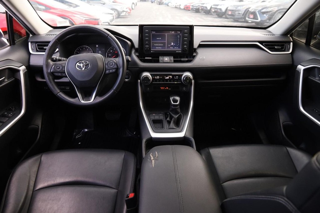 Toyota RAV4 Vehicle Full-screen Gallery Image 23