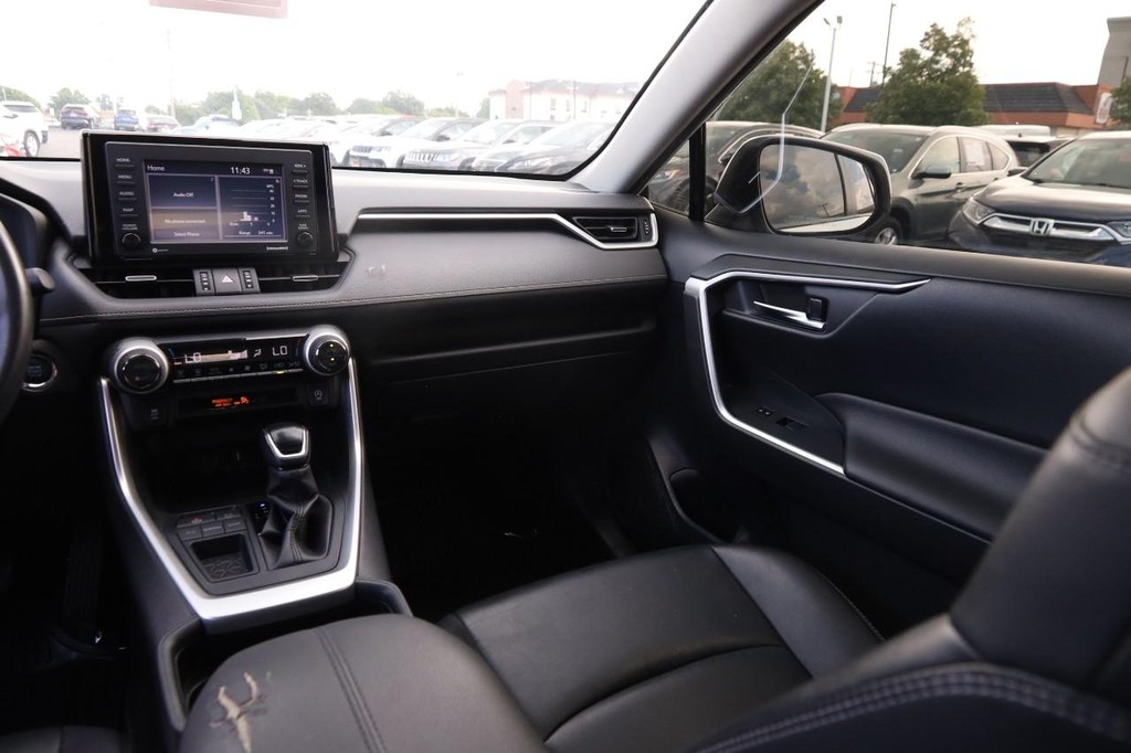 Toyota RAV4 Vehicle Full-screen Gallery Image 27
