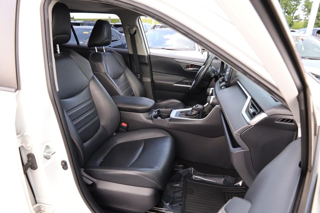 Toyota RAV4 Vehicle Full-screen Gallery Image 28