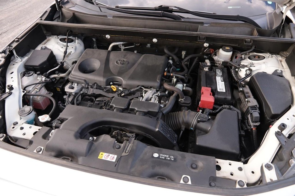 Toyota RAV4 Vehicle Full-screen Gallery Image 29