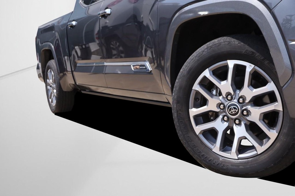 Toyota Tundra 4WD Vehicle Full-screen Gallery Image 3