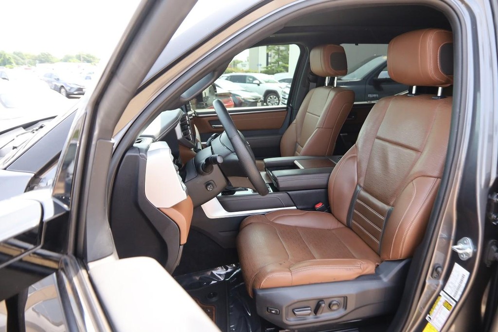 Toyota Tundra 4WD Vehicle Full-screen Gallery Image 9