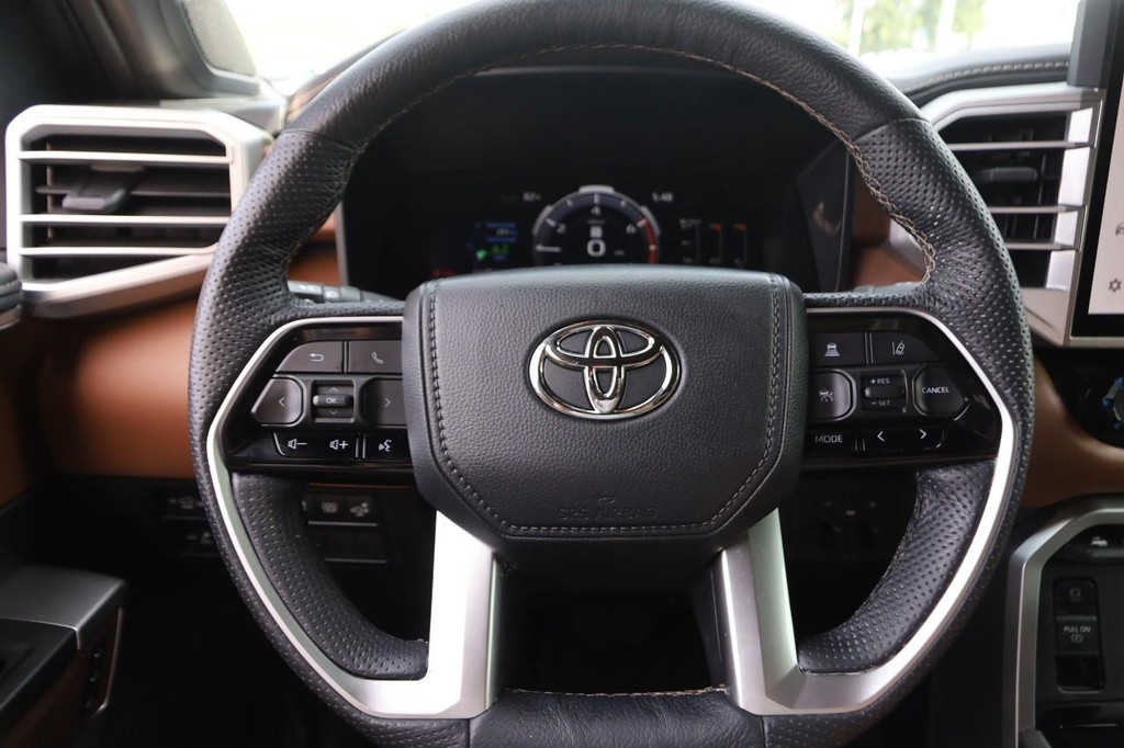 Toyota Tundra 4WD Vehicle Full-screen Gallery Image 11