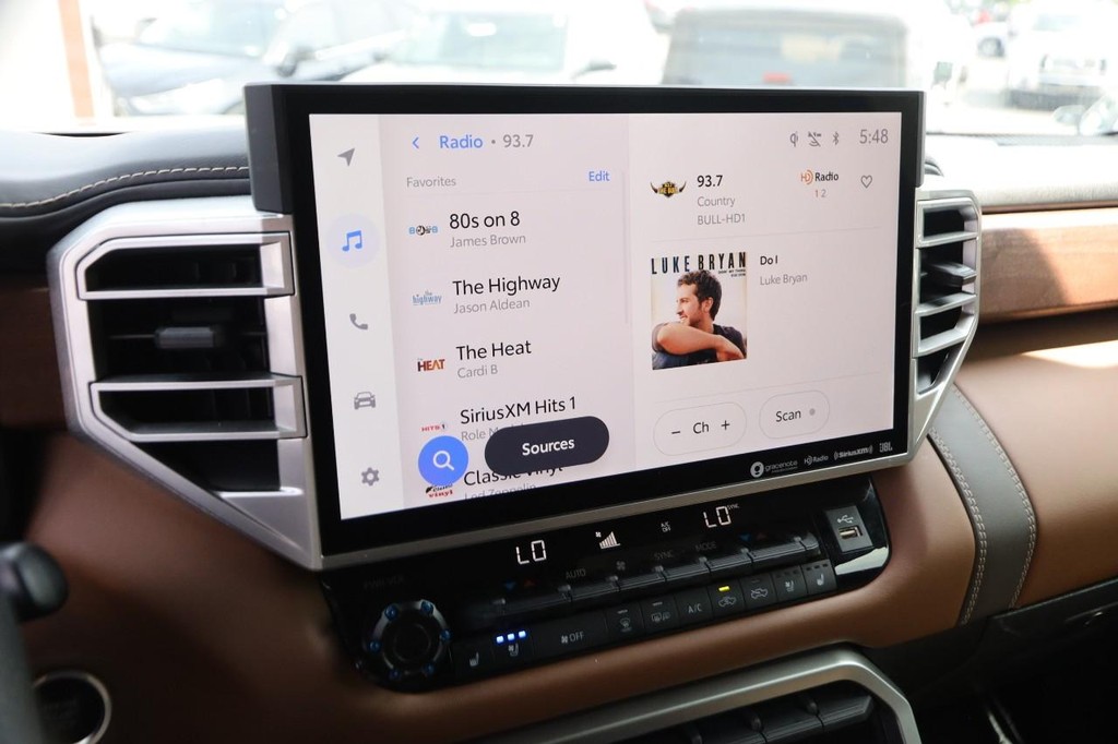 Toyota Tundra 4WD Vehicle Full-screen Gallery Image 14